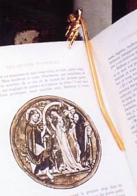 Marque-page angelot sur livre d'art